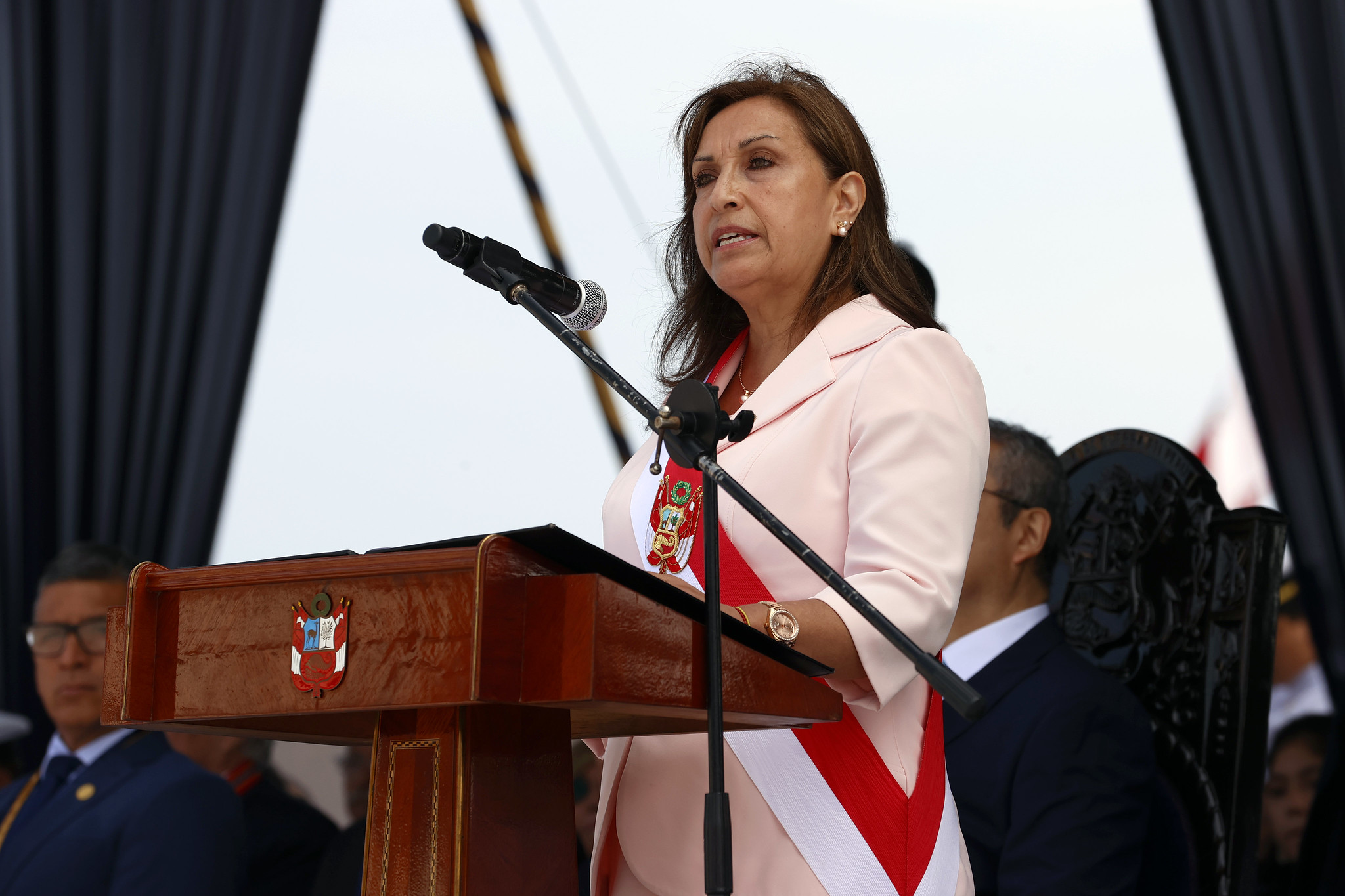 Portada: Dina Boluarte rechaza "injerencia" de AMLO: "No tiene derecho a intervenir en temas internos del país"