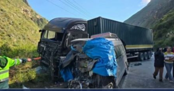 Pasco: choque entre camión y combi deja 8 muertos, entre ellos tres menores de edad