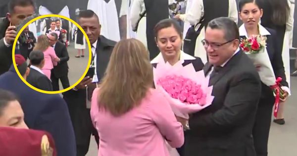 Portada: Dina Boluarte: presidenta recibió flores de Juan José Santiváñez durante procesión de Santa Rosa de Lima