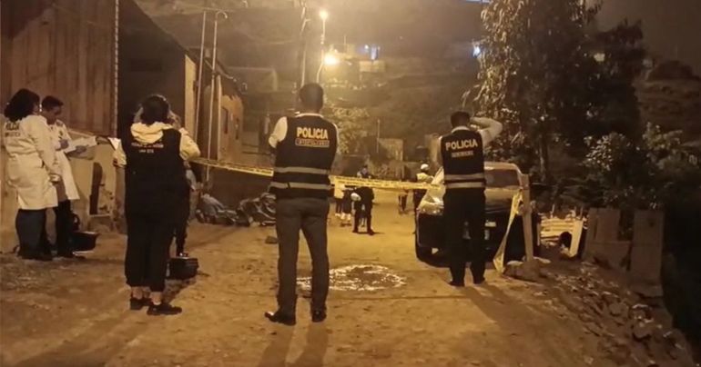 Asesinan a balazos a dos amigos que conversaban dentro de un auto en Ate