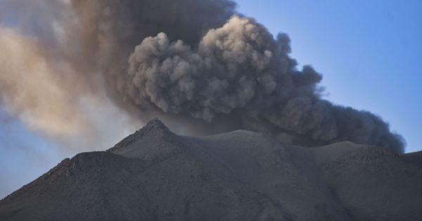 Ecuador: volcán Sangay arroja material incandescente y genera 7 explosiones cada hora