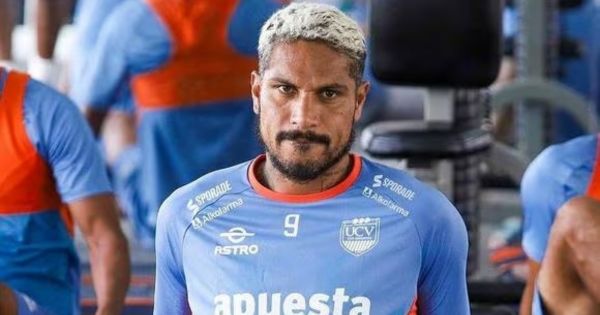 Paolo Guerrero dejó Trujillo y llegó de sorpresa a Lima esta tarde