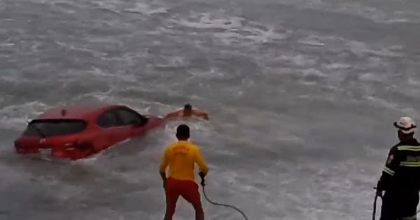 Portada: Miraflores: conductor se queda dormido en vehículo y es arrastrado por la marea en playa Los Delfines