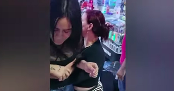 Venezolanas discuten en Polvos Azules y una de ellas termina con un destornillador incrustado en la espalda