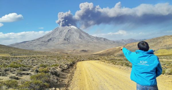 Portada: Volcán Ulbinas: Gobierno declara estado de emergencia en Moquegua por explosiones