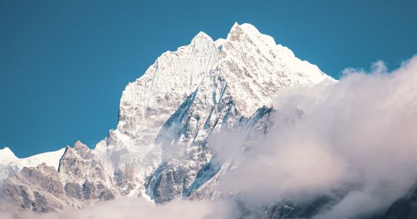 Portada: Everest: muere familia mexicana y un piloto nepalí en accidente de helicóptero