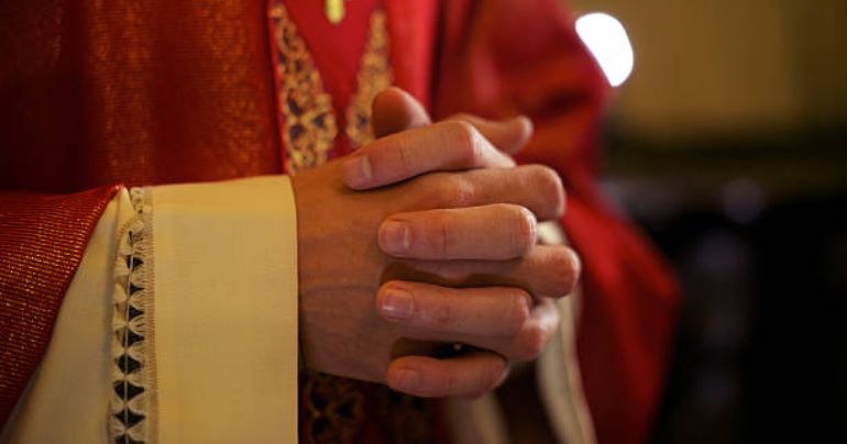 Detienen a presunto sacerdote acusado de violar al menos a cinco menores