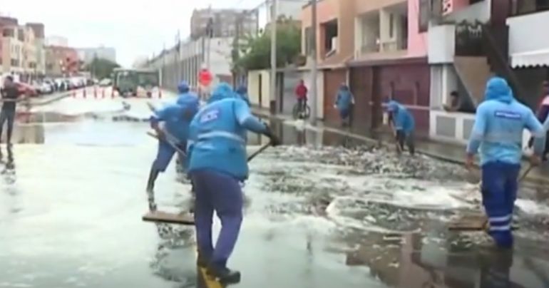 San Miguel: intensa lluvia inundó cuadra 20 de la Av. La Paz y afectó viviendas