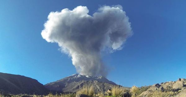 Volcán Ubinas: nueva expulsión de cenizas alcanzaron los 2500 metros de altura