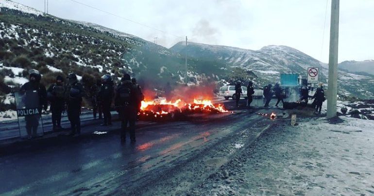 Portada: La Oroya: bloquean km 143 de la Carretera Central e impiden libre tránsito con piedras y palos