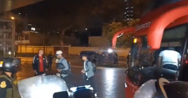 Portada: Selección peruana retornó a nuestro país tras caer ante Chile, con fuerte resguardo policial