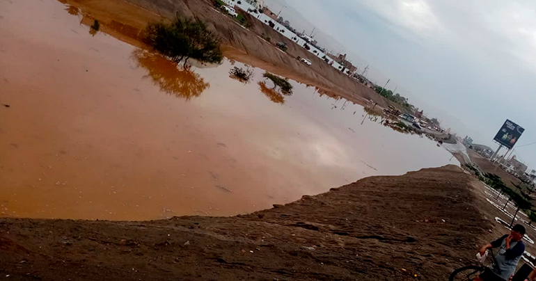 Desborde del río Chilca inunda la Panamericana Sur en Cañete