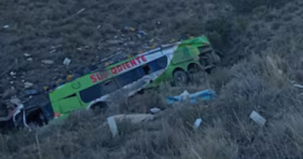 Arequipa: bus interprovincial cae por barranco de 200 metros