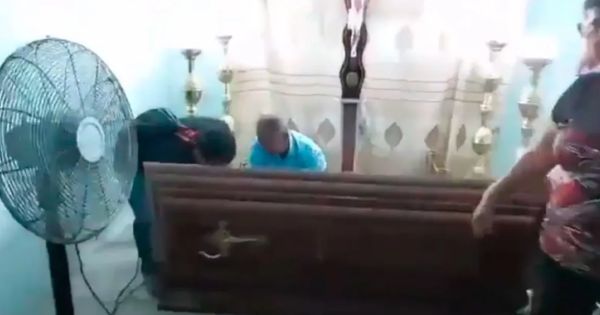 ¡INSÓLITO! Mujer revivió durante su velorio en Ecuador: "Está respirando"