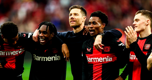 Bayer Leverkusen salva su invicto en los últimos minutos del partido