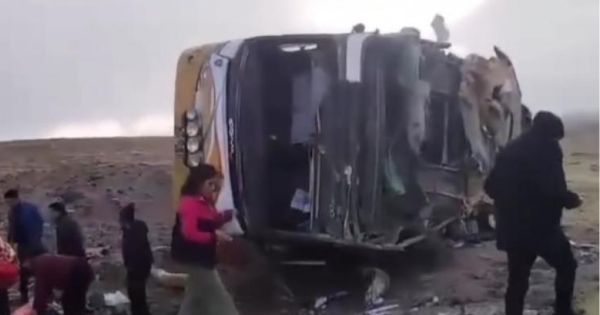 Portada: Ayacucho: al menos 4 personas fallecieron y 22 resultaron heridas tras despiste de bus