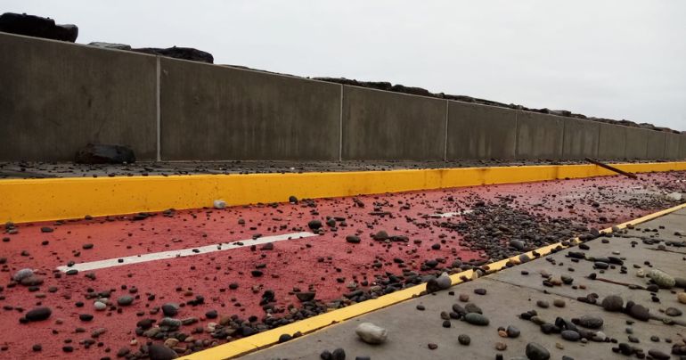 Callao: piedras cayeron sobre ciclovía y pista en la Costa Verde tras fuerte oleaje