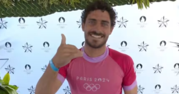 Alonso Correa clasificó a la tercera ronda del surf masculino en los Juegos Olímpicos París 2024