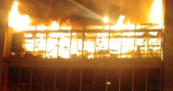 Cercado de Lima: se reporta incendio de grandes proporciones en una galería