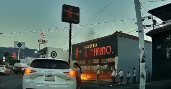 Portada: México: mariachis fueron quemados por un artista callejero 'lanzafuegos'