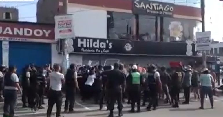 Los Olivos: vendedores ambulantes y fiscalizadores se enfrentaron durante desalojo