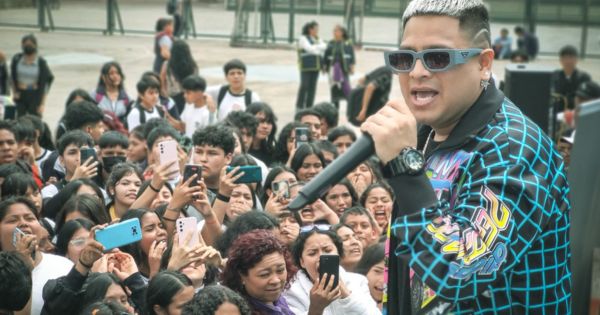 JP 'EL CHAMACO' lleva música y mensaje de conciencia a escolares