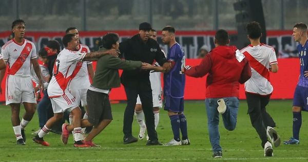 FIFA aplicó fuerte multa a la selección peruana por invasión de hinchas al Estadio Nacional