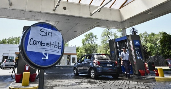 ¿Argenzuela? Falta de combustible continúa afectando a los argentinos
