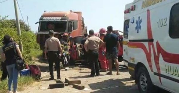 Trágico accidente en Áncash: choque entre tráiler y camioneta deja dos muertos en Huarmey