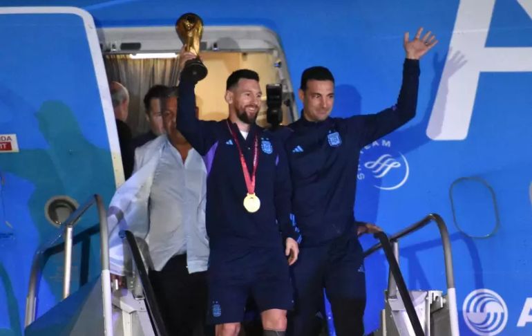 Portada: Con Lionel Messi alzando la Copa, así fue la llegada de los campeones del mundo a su país [VIDEO]