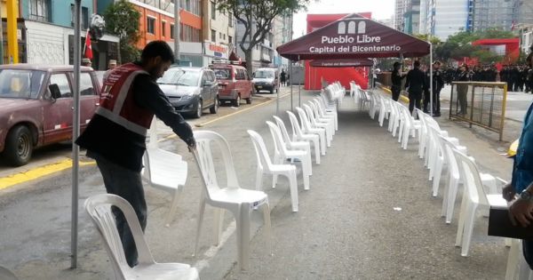 Municipalidad de Pueblo Libre coloca sillas y toldos para evitar que loticen Av. Brasil