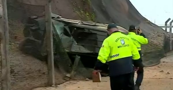 Miraflores: camioneta se estrella en la Costa Verde y jóvenes resultan ilesos