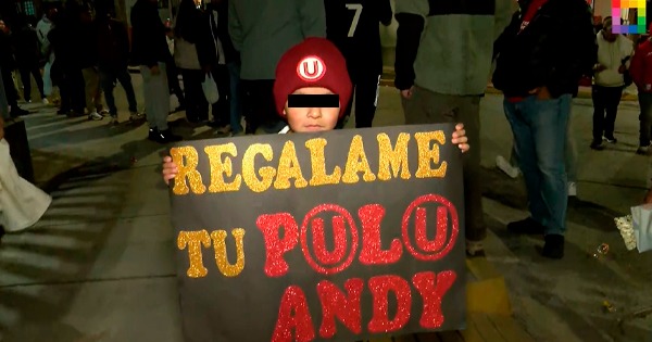 Universitario vs. Cienciano: niño espera en las afueras del estadio Garcilaso de la Vega que Andy Polo le regale su camiseta