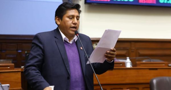 Wilson Quispe, quien se autolesionó en el Pleno, es elegido presidente de la Comisión de Fiscalización