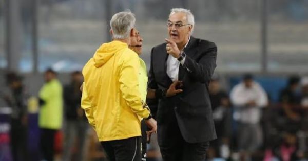 ¡Casi se van a las manos! Los técnicos Jorge Fossati y Tiago Nunes discutieron en el duelo entre la 'U' vs. Cristal