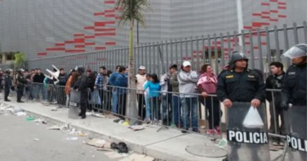 Portada: 30 revendedores fueron detenidos por ofrecer entradas falsas para el Perú vs. Argentina