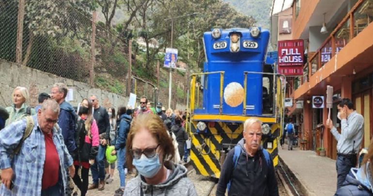 Protestas en Machu Picchu: cerca de 700 turistas varados abordaron tren humanitario para abandonar el santuario