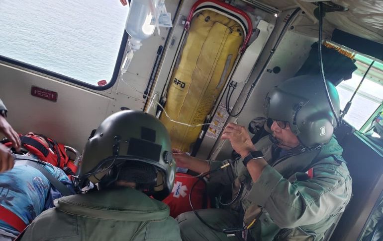 Callao: rescatan a dos tripulantes de embarcación que naufragó por mala maniobra y oleajes anómalos