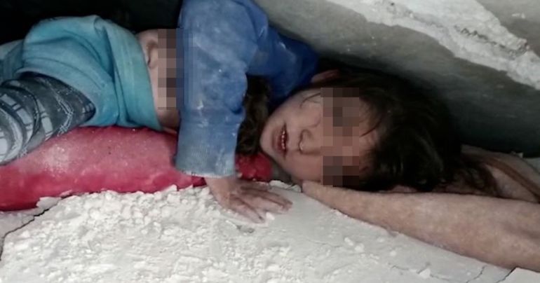 Terremoto en Siria: niña protegió a su hermano por 36 horas hasta que fueron rescatados