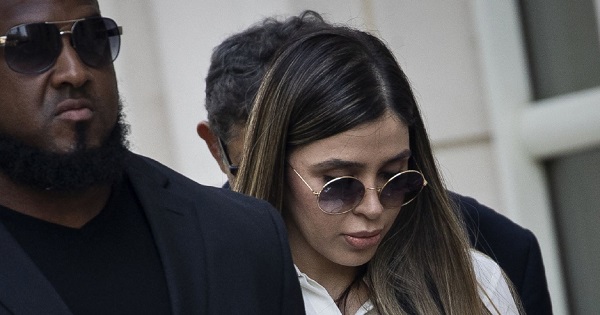 Portada: Emma Coronel, esposa de 'El Chapo' Guzmán, sale de prisión este miércoles