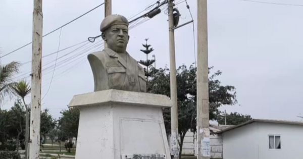 Chincha: ciudadanos venezolanos piden que se retire busto de Hugo Chávez