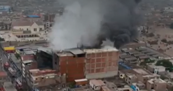 Cercado de Lima: fuego en almacén se reavivó y desafía esfuerzos de bomberos