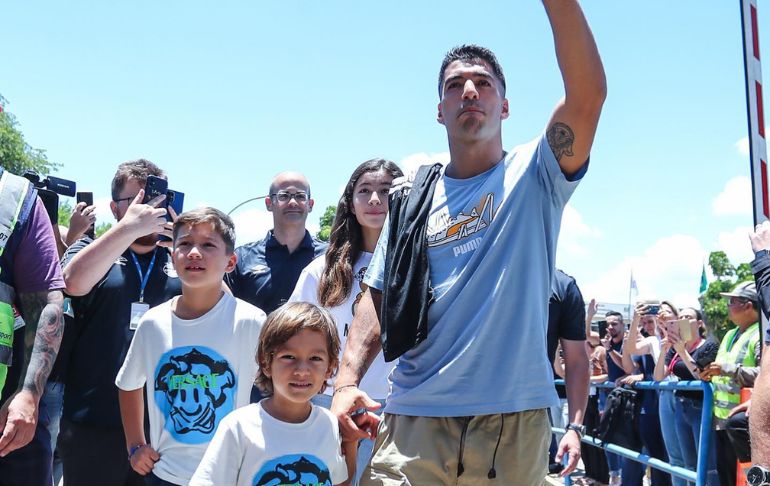 ¡Como una mega estrella! Luis Suárez fue recibido por un gran número de hinchas de Gremio