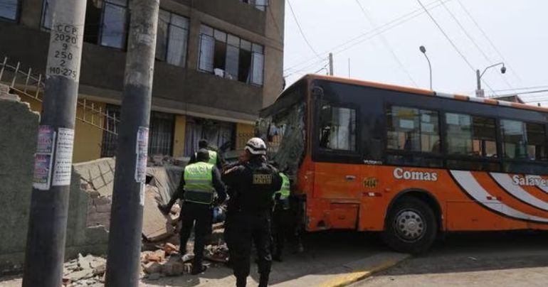 Lince: choque de bus contra edificio multifamiliar deja un muerto