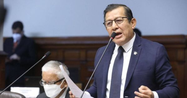 Eduardo Salhuana es elegido presidente de la Comisión de Transportes