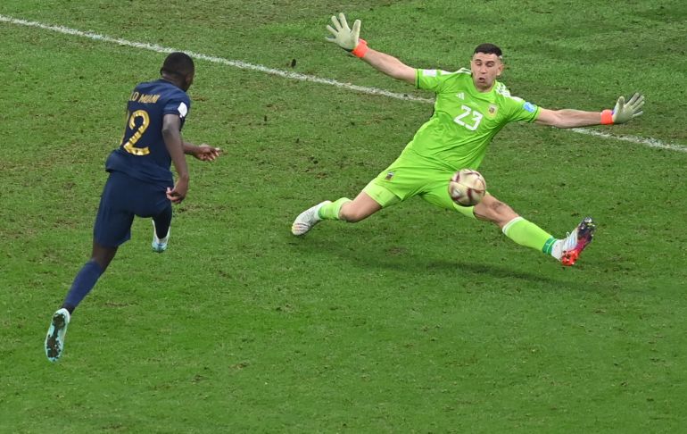 'Dibu' Martínez se tatuó la Copa del Mundo en la pierna con la que evitó el gol de Francia