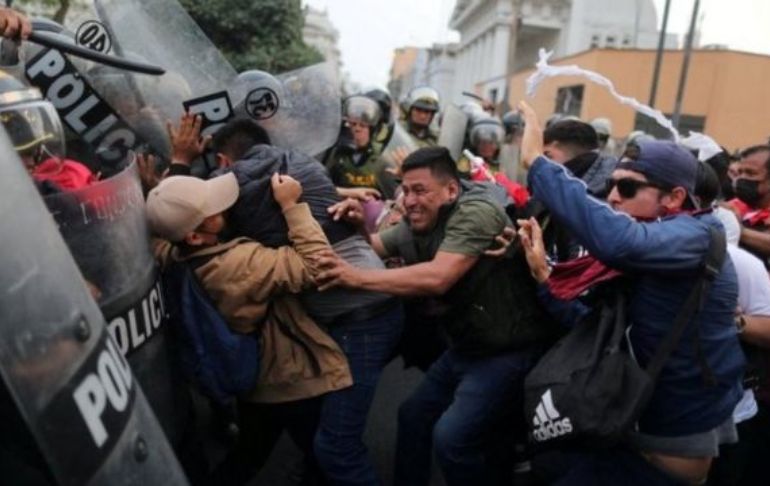 Portada: Chile pide investigar "cualquier violación de derechos humanos" durante protestas en Perú
