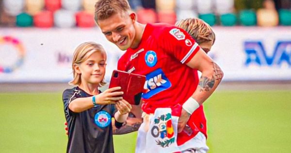 Portada: Oliver Sonne celebra victoria de su equipo con bandera del Perú a pocas semanas del inicio de las Eliminatorias