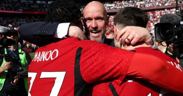 Erik ten Hag se quedará en el Manchester United una temporada más