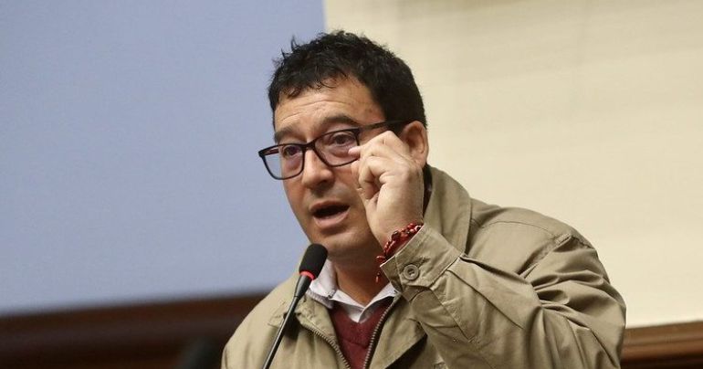 Congresista Edwin Martínez admite que volvería a agredir a alguien si le "mentan la madre"